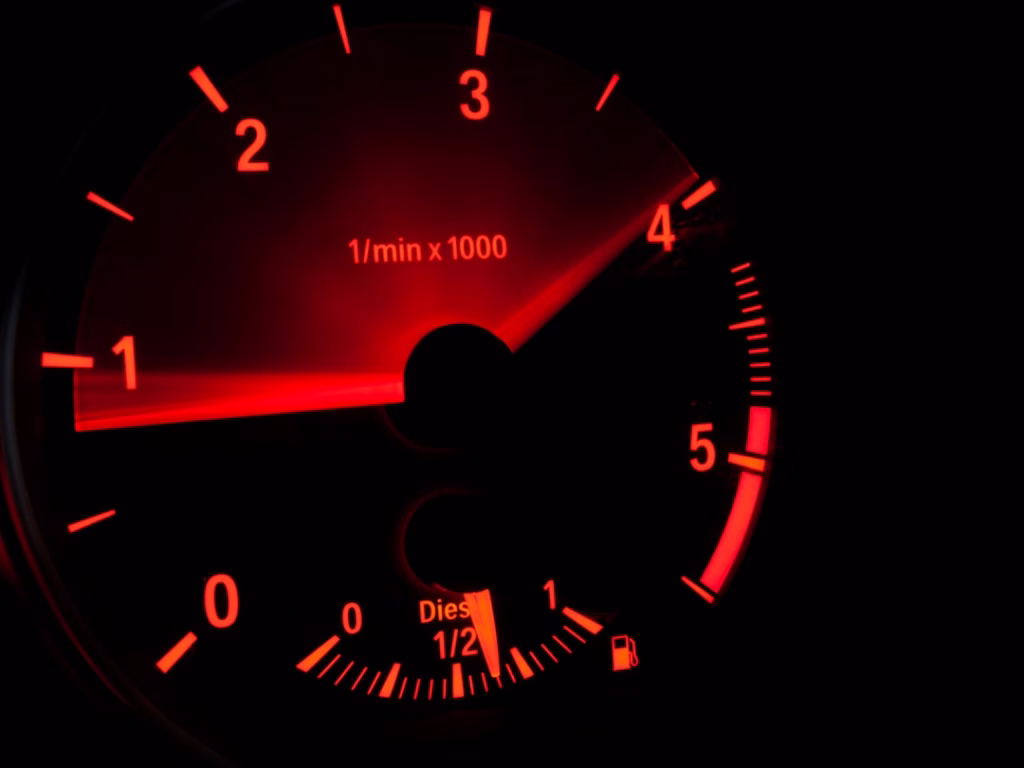 Cum să reduci consumul de combustibil al mașinii tale: Sfaturi practice. Photo Fuel gauge